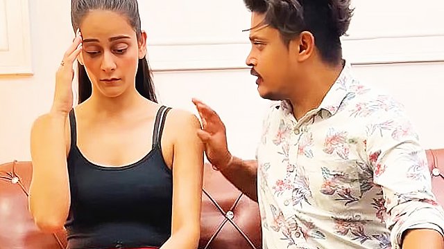 惊险的一幕，女子好心邀请男同事来家中做客，不料竟是引狼入室！