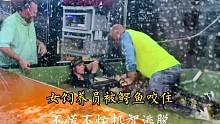 女饲养员被鳄鱼咬住，看她如何机智逃脱#动物袭击人类 #国外合法拍摄国内请勿模仿 #危险动作请勿模仿 