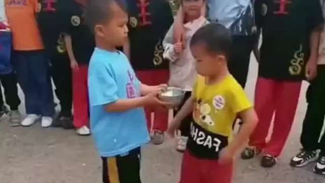 6岁男孩体育课表演醉拳，在学校地位都是稳稳的