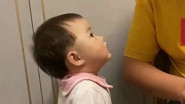 爸爸教育宝宝不要捡地上东西吃，结局亮了