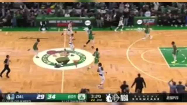 杰伦相当自信，面前对手犹如空气，强势跃起暴扣