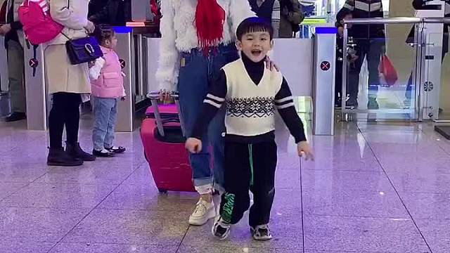 孩子跟他舅亲一点，多年在外漂泊看到这一幕多少有些心酸呀！