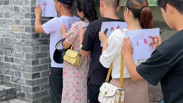 背部传字游戏，传到最后相差这么大？