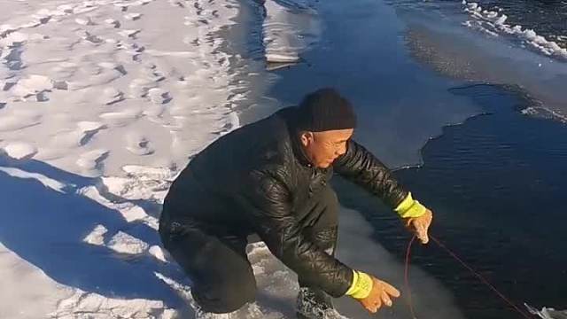 这是四哥自制的捕鱼工具，看看下在冰下个个都上鱼。