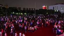 #18岁24岁30岁 长沙某中学在高考前夕为考生释放压力，组织了荧光夜跑活动。#夜跑 #高考加油