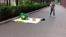 街头邀请陌生人“躺平”1分钟！#艺术在抖音 #行为艺术