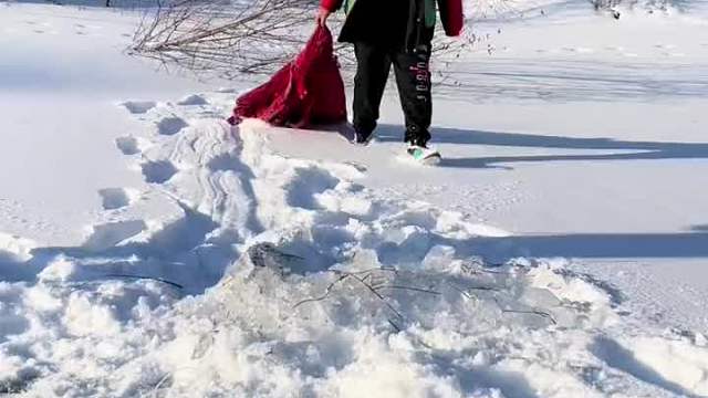 小哥抓到一条大泥鳅