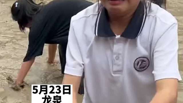 校长带头“摸鱼”，学生变泥人，缓解考前压力的特殊方式