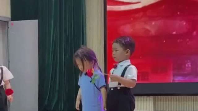 幼儿园六一儿童节文艺汇演，萌娃困到意识模糊