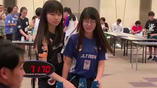 默契叠杯子看傻裁判，速度快到仿佛一个人