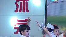 5月31日河南平顶山，萌娃跳舞服装松了，坚持表演敬业又可爱