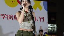 #音乐节#校园 #草坪 #大帅哥 #大美女驾到 #天下 #乐队 
草坪音乐节表演啦 永远的蚊子乐队！