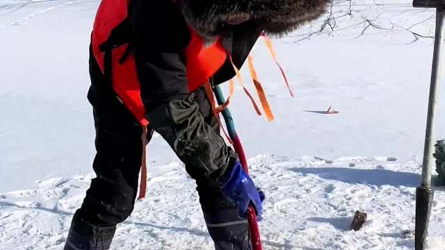 冰窟窿搅鱼收获满满