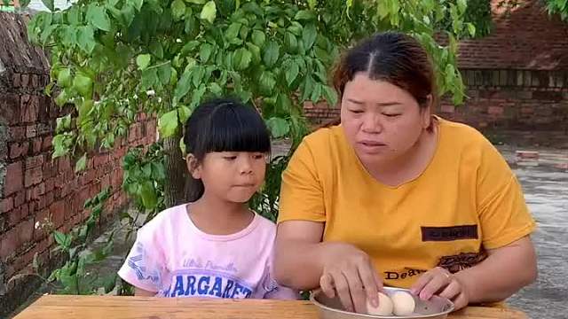 原来盐巴可以把鸡蛋立起来，这是什么原理？