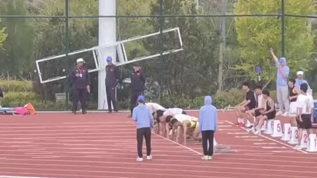 高校男生穿裙子参加跨栏勇夺第一！网友：这就是裙子的力量