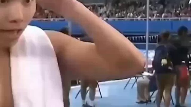 游泳健将接受采访，经典搞笑场面不断呈现