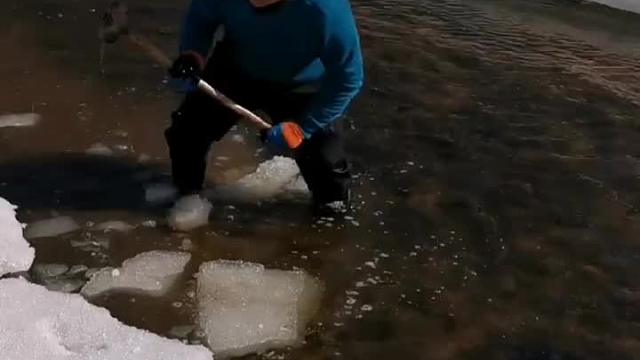 赶冰边捉上两条大鱼货大货 