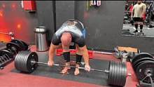 在@the_dragons_lair 健身房进行675磅硬拉！自从1月份做了肾切除手术以来，我最多拉
