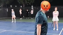 大爷大妈强行霸占网球场踢毽子，驱赶打网球的人
