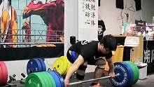 那么是什么驱使着你又一次抓紧了杠铃呢？#举重 #抓举 #硬拉  宽硬拉180，有点腰松，努力恢复到去