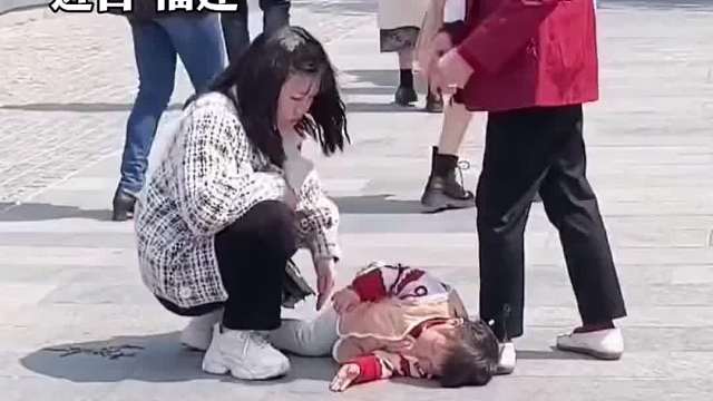 萌娃演绎一秒变脸，这就是传说中的血脉压制吗