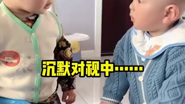 两个牙都没长齐的宝宝，用十级“婴语”吵架