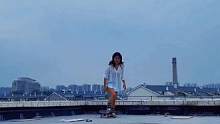 #滑板女孩 #今天你滑板了吗 #极限运动 #危险动作请勿模仿 #陆地冲浪 你在楼顶天台滑过板吗