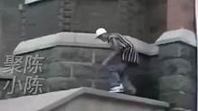 男子在房顶玩滑板意外掉落#社会 #搞笑 #热点 