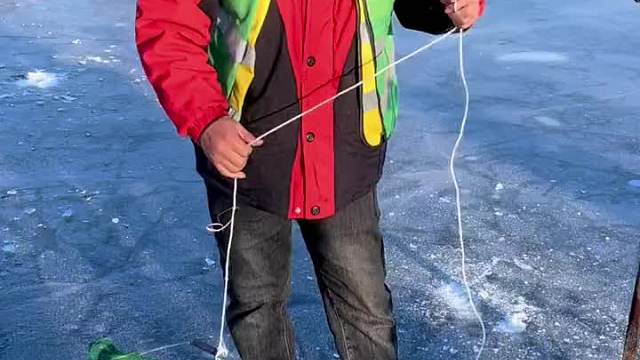 小哥自制捕鱼工具真好用