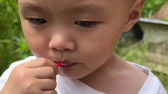 今天就请粉丝吃个国际友好手势吧！