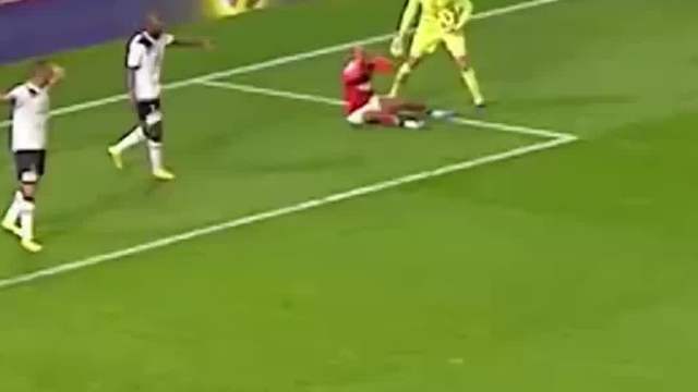 球场上诡异时刻，这样的进球方式也太奇葩了