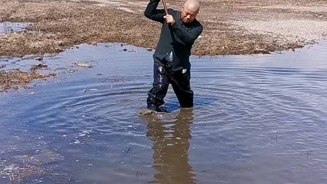 到手的大鱼溜掉了。