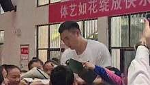 签不完，根本签不完！体育冠军被小学生索要签名，场面一度失控~#浙江dou知道