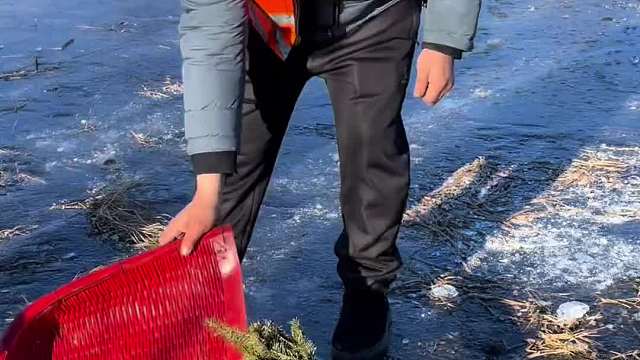 小哥起鱼爆网了，有老头鱼和泥鳅。