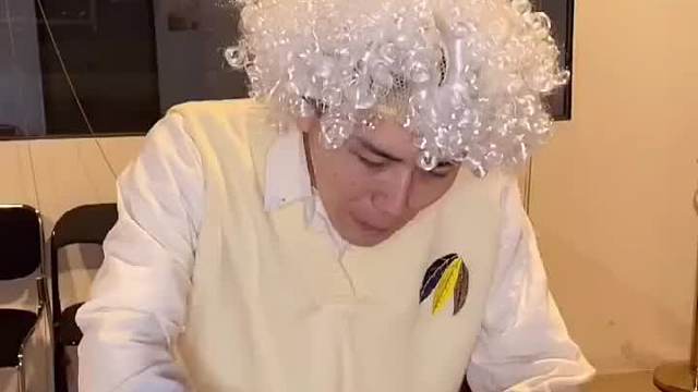  爷爷很大，大到能装下我整个童年，爷爷很小，小到一个四四方方