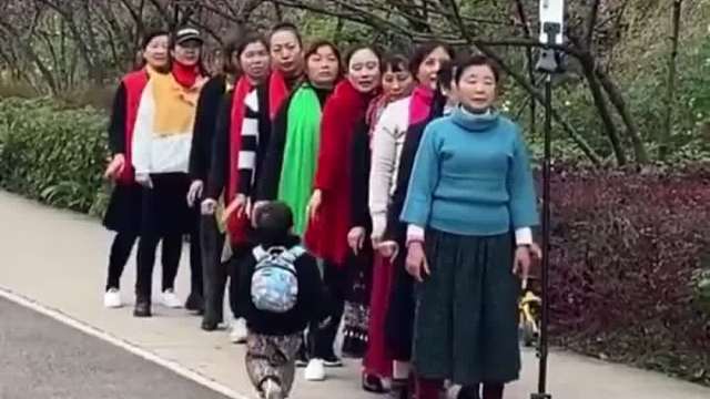 阿姨们组团跳舞拍视频，萌娃跑到排头站C位