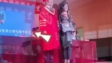 高校学位授予仪式，男孩突然上台，教授秒懂