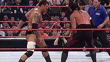 巴蒂斯塔被撞铁台阶，送葬者扑向解说台 #巴蒂斯塔 #送葬者 #wwe