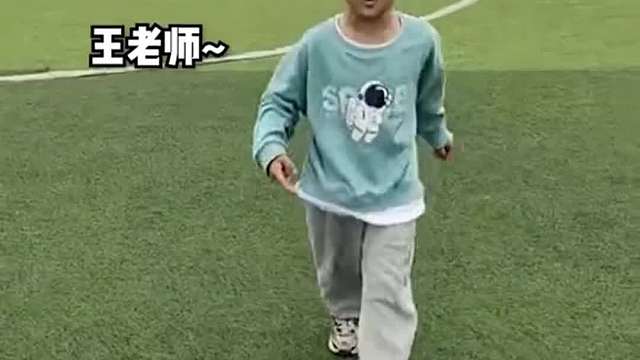 老师你天天锻炼有腹肌吗？一年级学生秀腹肌满脸骄傲