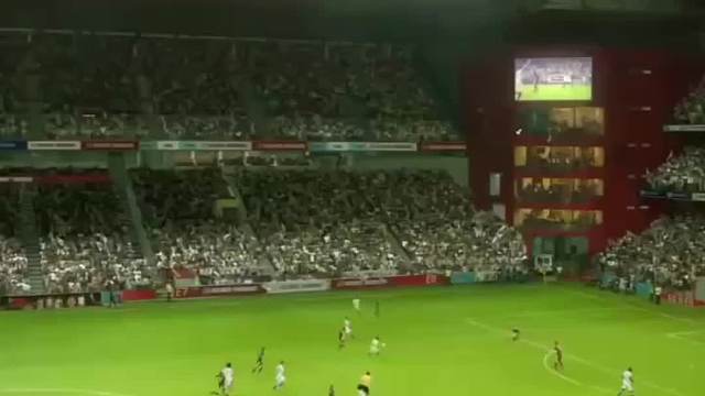 搞笑球场滑翔庆祝，他为何能做到如此丝滑呢