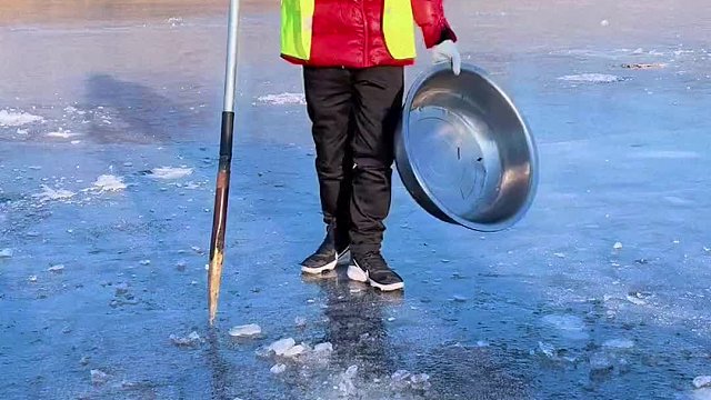 小哥起鱼桶收获满满。