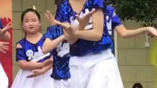 小男孩表演时动作表情相当到位，站C位是有理由的