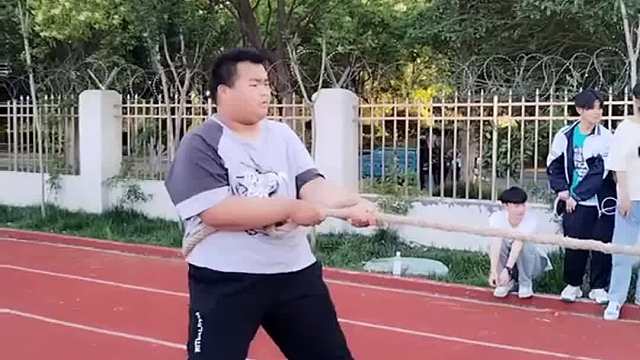拔河比赛中的“千斤坠”，凭实力“躺赢”