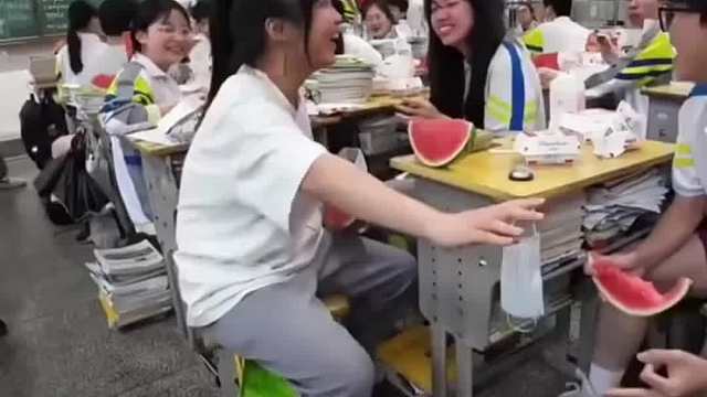 班里举办吃西瓜比赛，女孩仅用时一秒就吃完