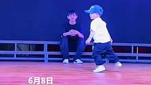 两岁萌娃跳街舞
几个动作征服你  视频来源：@舞者胡哥