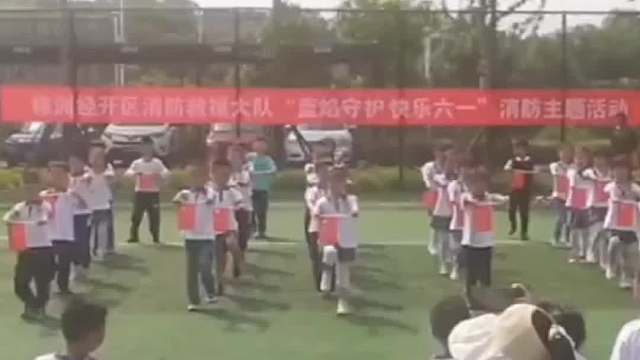 萌娃参观消防站，消防员归队后萌娃纷纷送上拥抱