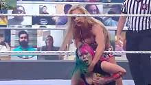摔角女皇面对两大劲敌能否如愿夺冠？夏洛特vs明日华，精彩对决！ #WWE  #夏洛特  #雷亚里普利