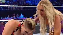 摔角女皇过于强势惨遭无情围殴！夏洛特vs雷亚，精彩对决下！ #WWE  #夏洛特  #雷亚里普利  