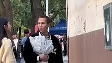 女生捧着花在校园勇敢追爱，“所爱之人”接过花后两人亲吻