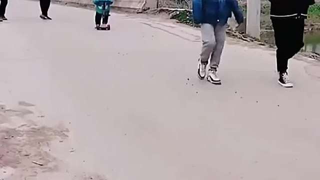 疑似小孩追尾两人，网友直呼滑板车全责
